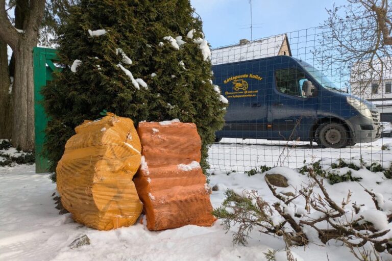 Küttepuud 40-liitristes võrkkottides kliendi õuel