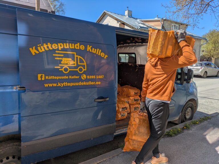 Küttepuude Kulleri sinine kaubik toob küttepuud Tallinnas kliendi ukse ette