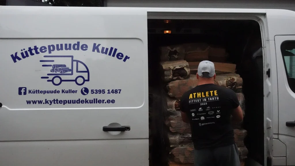Küttepuude Kulleri logoga kaubik, tagaruumis võrkkottides kuivad küttepuud