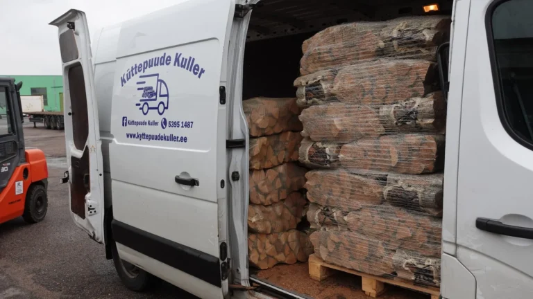 Küttepuude Kulleri kaubik, tagaruum täis võrkkottides kuivi küttepuid