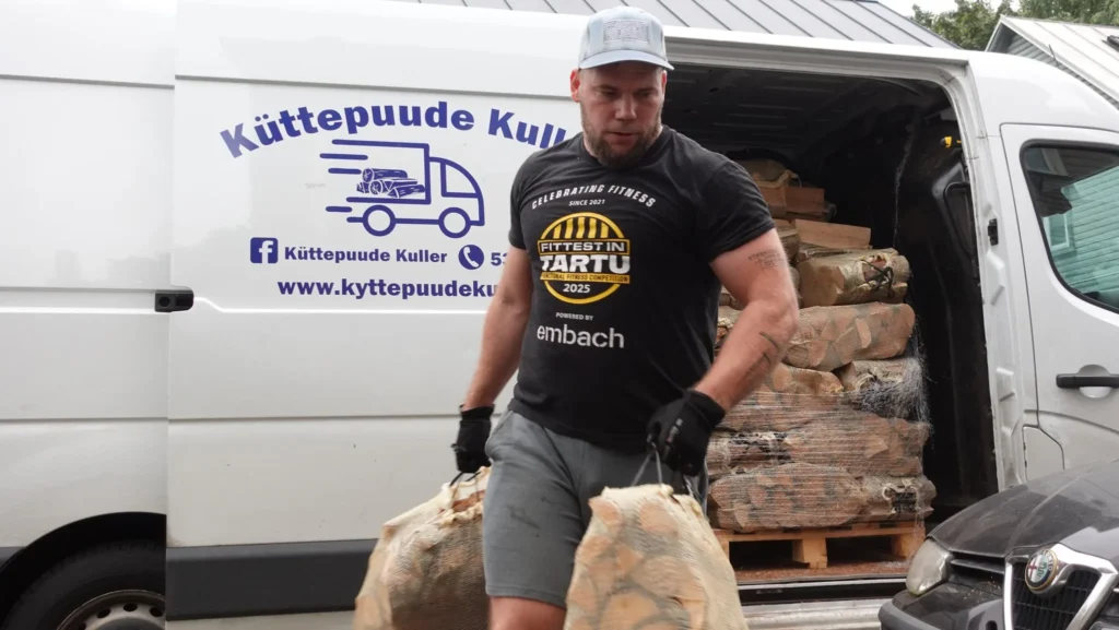 Kuller võtab kaubikust kaks võrkkotti kuivi küttepuid